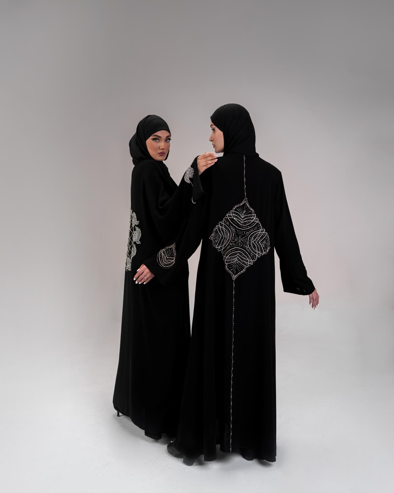 عبای اماراتی یا کفتان مجلسی؟ راهنمای انتخاب شیکترین استایل پوشیده