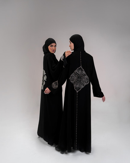 عبای اماراتی یا کفتان مجلسی؟ راهنمای انتخاب شیکترین استایل پوشیده