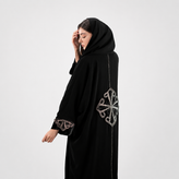 عبا جواهردوزی نجمه دودی رنگ دست دوز روی عبای کرپ مشکی