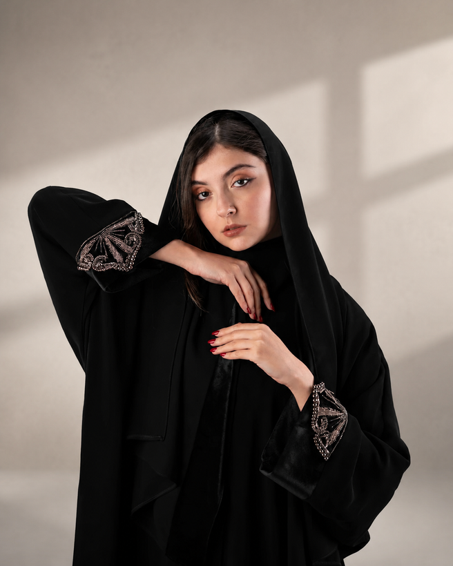 عبا جواهردوزی نجمه دودی رنگ دست دوز روی عبای کرپ مشکی