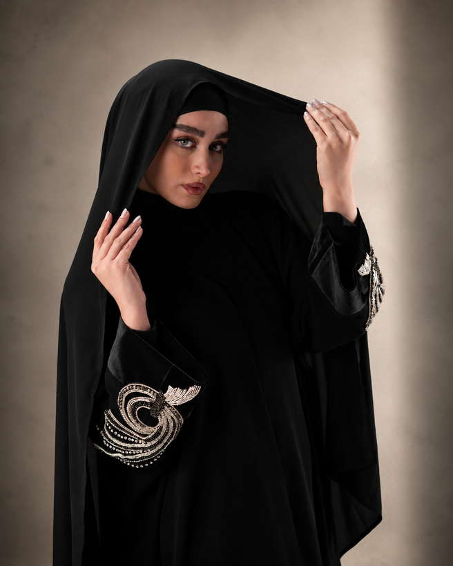 پشت عبای مشکی جواهردوزی شده با نگین نقره ای و دودی