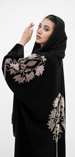 نمای نزدیک جواهردوزی دودی و نقره ای روی عبا