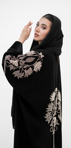 نمای نزدیک جواهردوزی دودی و نقره ای روی عبا