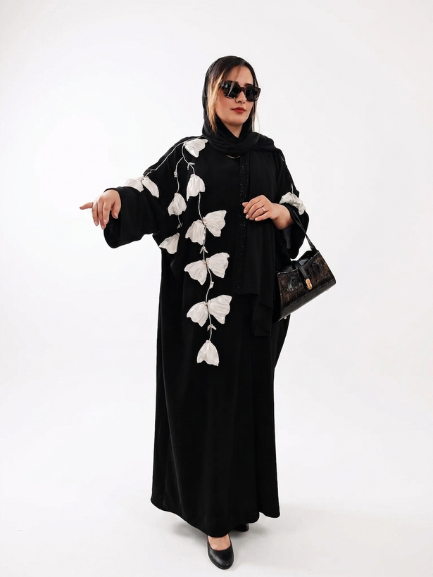 عبا مشکی کار دست با گل برجسته سفید